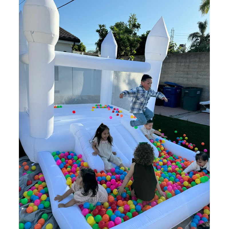 Château gonflable blanc avec toboggan et piscine à balles Château gonflable blan